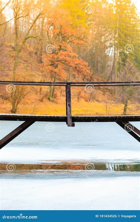 Ponte Velha De Madeira Pequena No Lago Congelado Foto De Stock