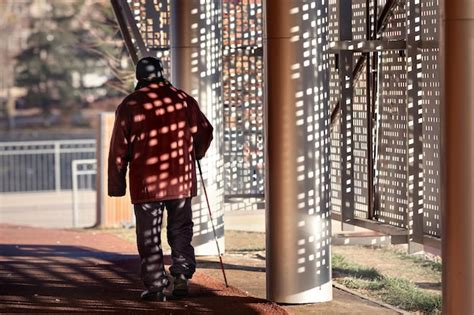 Un Anciano Solitario Camina Con Un Bast N Por Una Calle De La Ciudad En