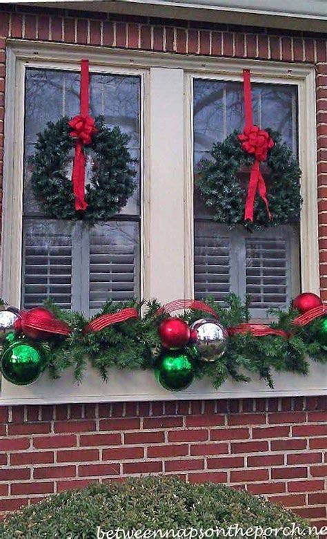 30 Fascinating Christmas Window Decorating Ideas