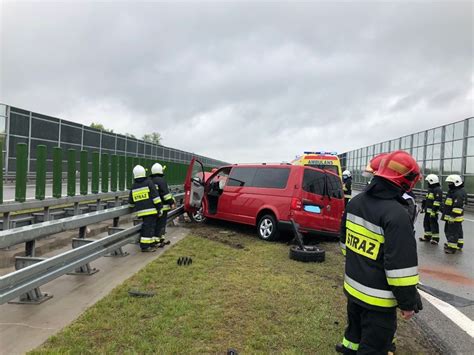 Wypadek Na Autostradzie A Volkswagen Uderzy W Bariery Ranne Osoby