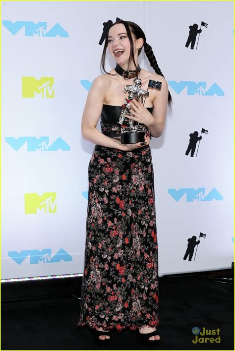 Full Sized Photo Of Dove Cameron Dedicates Mtv Vmas Best New Artist Win