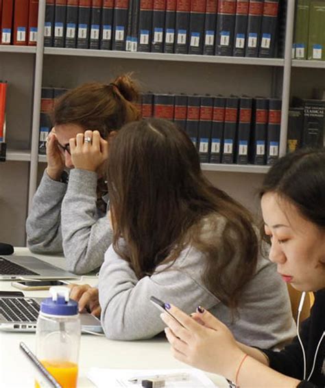 Studenti Alla Carica Allungate Gli Orari Della Biblioteca