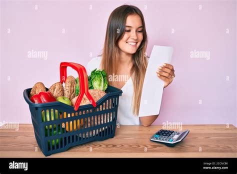 Belle Femme Caucasienne Tenant Le Panier De Supermarch Et La Liste D