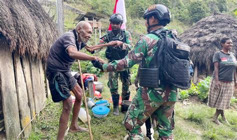 Satgas Yonif Mekanis Ak Keliling Kampung Beri Layanan Kesehatan