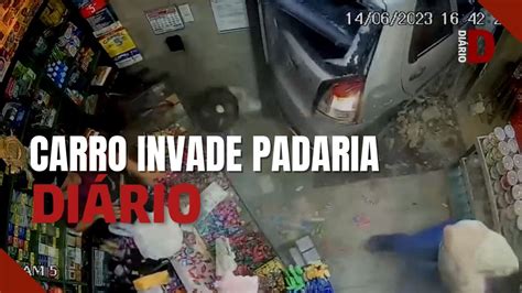 VÍDEO carro desgovernado invade padaria e quase atinge criança em MG