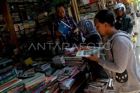 Penjualan Buku Bekas Antara Foto