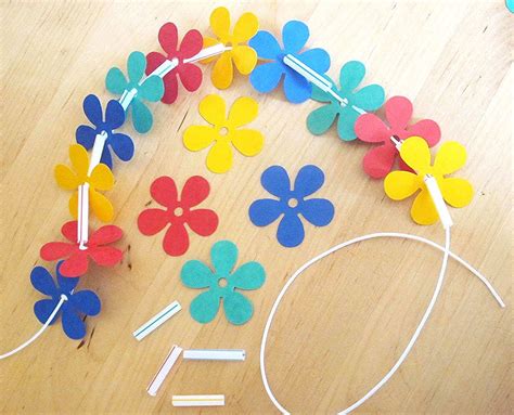 Un joli collier hawaïen composé de fleurs en papier et de quelques