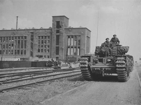 Британский танк «Черчилль» AVRE на улице освобожденного голландского ...