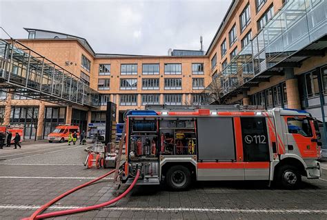 D Mmmaterial Zwischen Zwei Geb Uden Ger T In Brand Alle Personen Evakuiert