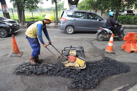 Program Perjaka Gesit Layani Perbaikan Jalan Rusak Dan Normalisasi