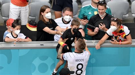 Toni Kroos Rücktritt Familie um Frau Jessica und drei Kinder sind