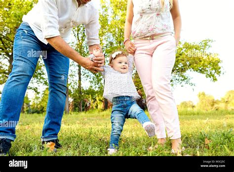 Los Primeros Pasos Del Beb Los Padres Est N Ense Ando A Sus Hijos A