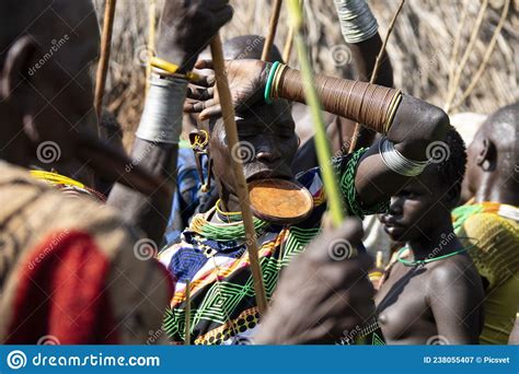 Vrouwen Van De Afrikaanse Stam Mursi Ethiopia Redactionele Fotografie