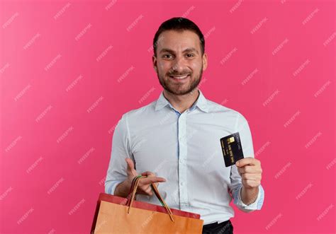 Hombre Guapo Sonriente Tiene Bolsas De Papel Y Tarjetas De Crédito