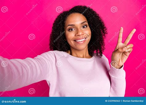 Foto De La Joven Y Fresca Brunette Lady Show Vsign Wear Camisa Rosa Aislada En El Fondo De Color