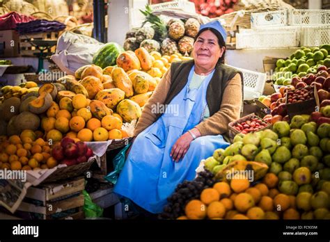 Retrato De Un Vendedor De Frutas Y Verduras El Mercado Campesino