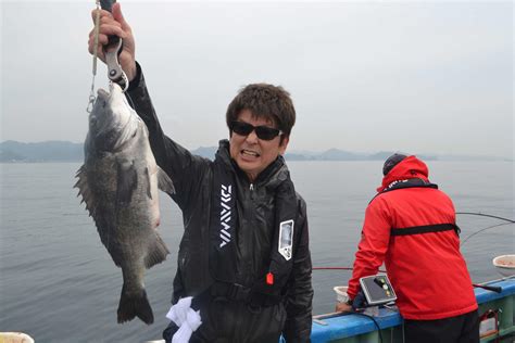 哀川翔、千葉・内房で48センチ、2キロのクロダイ釣った「上がってきて驚いた」 釣り写真ニュース 日刊スポーツ