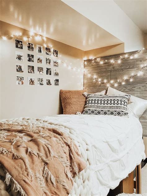 Transform Your Dorm Room Instantly With This Cool Wallpaper In 2020