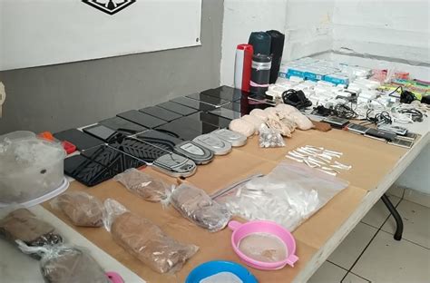 Decomisan armas blancas droga y celulares durante requisa en cárcel de