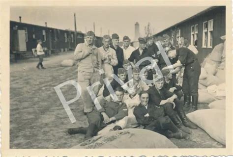 PHOTO WK II Wehrmacht Soldats Quartier Photo De Groupe F1 23 EUR 35 19