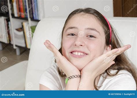 La Brune Adolescente De Fille Regarde L Appareil Photo Avec Le Sourire