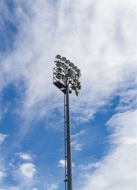 Tiang Dengan Lampu Di Suasana Lampu Menara Stadion Sepak Bola Foto