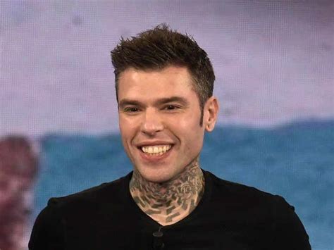 Fedez Si Fa Un Nuovo Tatuaggio Sui Palmi Delle Mani Corriere Nazionale