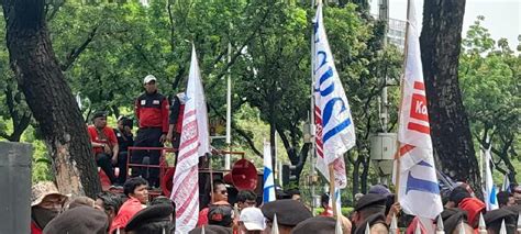 Demo Di Depan Balai Kota DKI Buruh Tuntut Heru Budi Segera Tetapkan