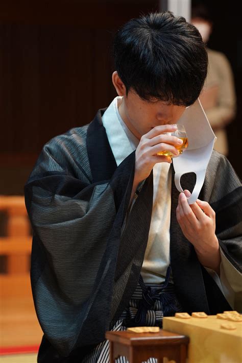 藤井聡太王位、完敗でタイトル戦連勝6でストップ「第2局以降は熱戦に」 社会写真ニュース 日刊スポーツ