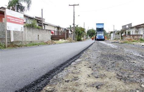 Obras de pavimentação asfáltica avançam em três bairros do município