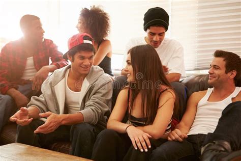 Groupe Des Jeunes Sasseyant Sur Sofa And Talking Image Stock Image