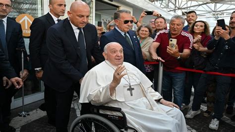 TODAVÍA VIVO EL PAPA FRANCISCO SALE del hospital tras su operación