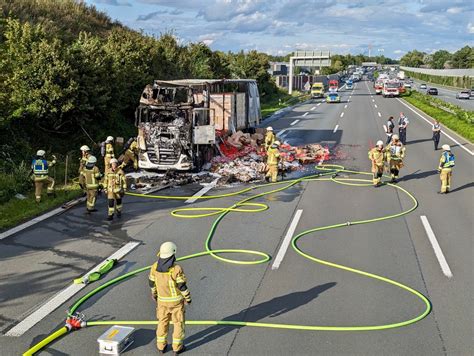 Fw Re Brennender Lkw Auf Der Bab Zwei Verletzte Presseportal