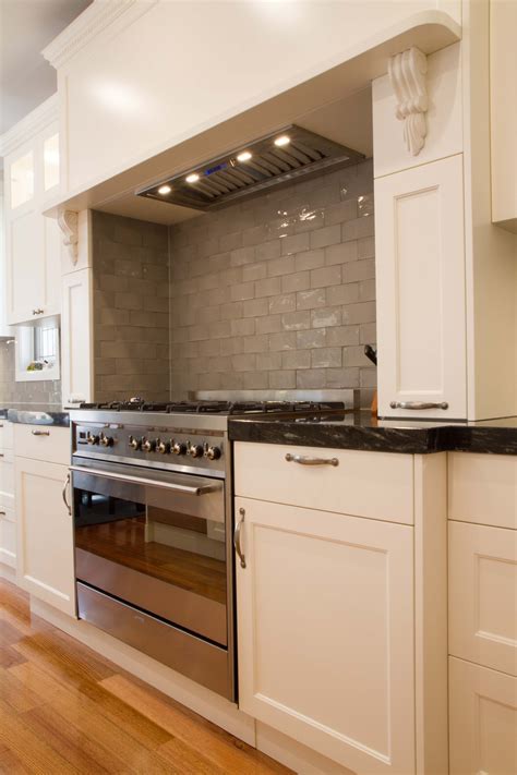 Traditional Kitchen With Hob Over Freestanding Oven And Cooktop