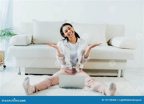 Mujer Latina Haciendo Gestos Y Sonriendo a La Cámara Mientras Se Sienta En El Suelo Y Usa Una