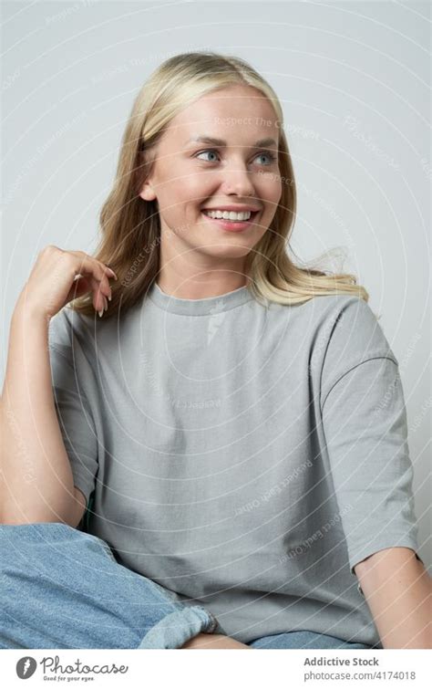 Vergnügte Frau lachend im Studio ein lizenzfreies Stock Foto von