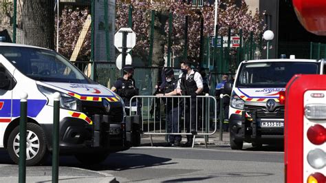 Une Policière Tuée Dans Une Attaque Au Couteau Au Commissariat De