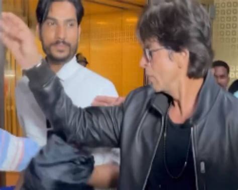 Shah Rukh Khan Pushes Away Fan S Hand To Avoid Selfie Video Viral On Social Media