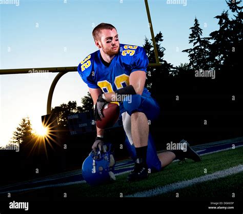 Footballer Kneeling Hi Res Stock Photography And Images Alamy