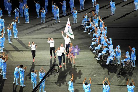 選手の入場行進は、国際パラリンピック委員会の旗を掲げた「難民選手団」の選手たちから始まった＝リオデジャネイロ・マラカナン競技場（920