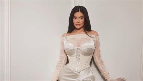 Heboh Kylie Jenner Pakai Bikini Gambar Puting Netizen Orang Kira Itu Asli Poskota