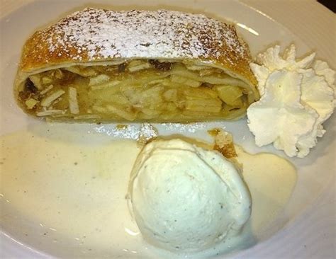 Apfelstrudel Mit Vanilleeis Rezept Ichkoche At