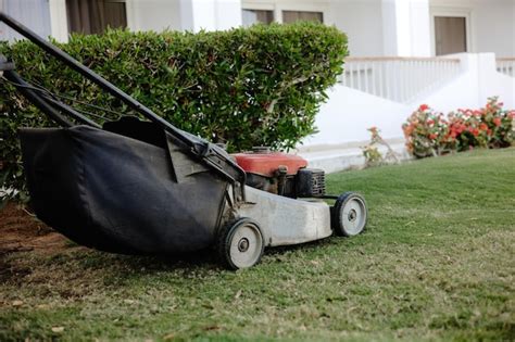 Se Está Utilizando Una Cortadora De Césped Para Cortar El Césped Frente