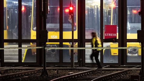 Tarife Streiks legen ÖPNV in mehreren Städten großteils lahm ZEIT ONLINE