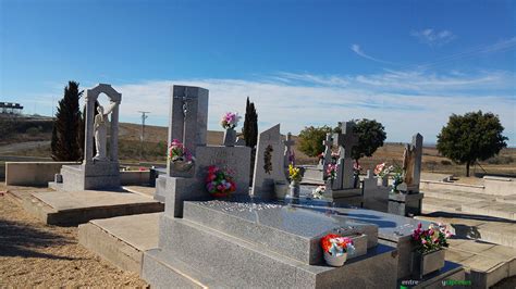 Cementerio Municipal De Serranillos Del Valle Entre Piedras Y Cipreses