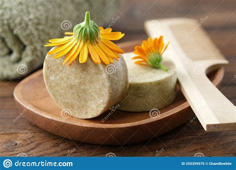 Natural Organic Calendula Solid Shampoo Pieces Calendula Flowers Wooden Hair Comb And Towel