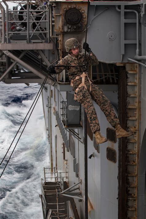 Dvids Images St Meu Marines Conduct Fast Rope Rappel Training