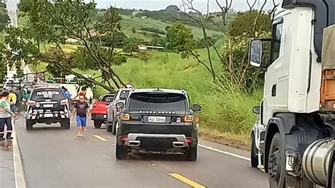 Rvore Cai Em Rodovia E Interdita Tr Nsito No Naraniu Em V Rzea Alegre