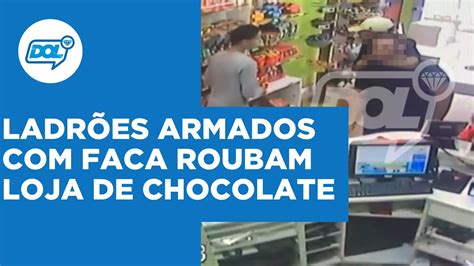 Armados Faca Ladr Es Assaltam Loja De Chocolate E Roubam Cliente