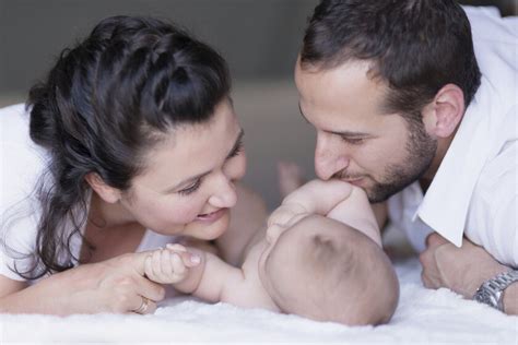 Cómo tramitar la baja por maternidad o paternidad